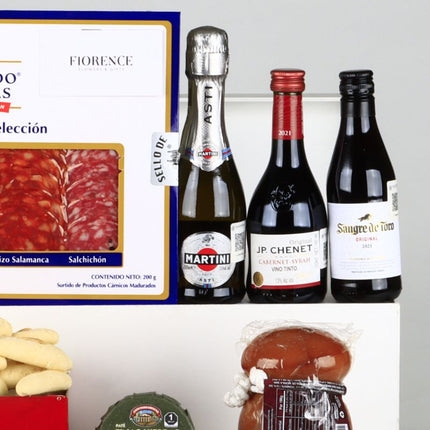 Gift Box with a Selection of Wines, Delicatessen and Gourmet Products