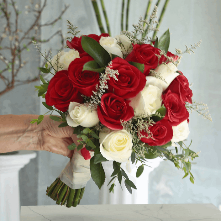 Ramo de Novia con rosas rojas y blancas